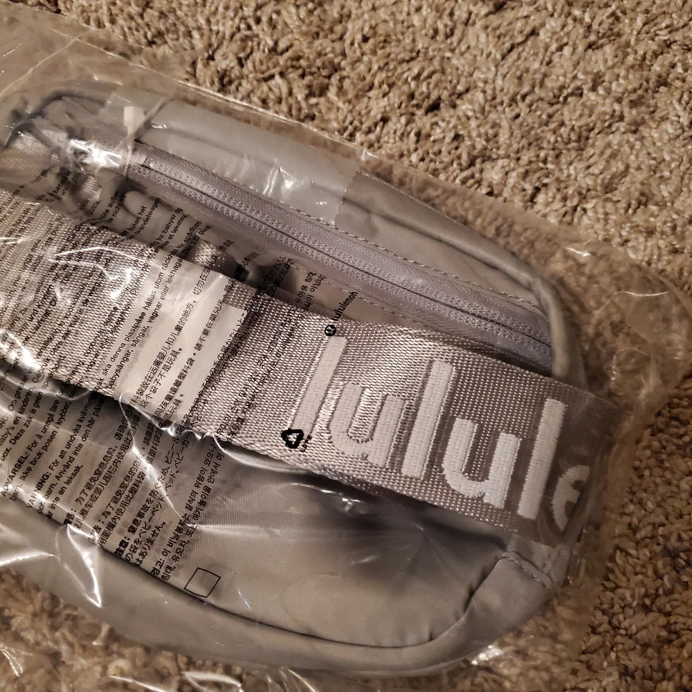 🆕 RARE LULULEMON EVERYWHERE BELT BAG (SILVER DROP/WHITE WORDMARK) - NEW COLOR